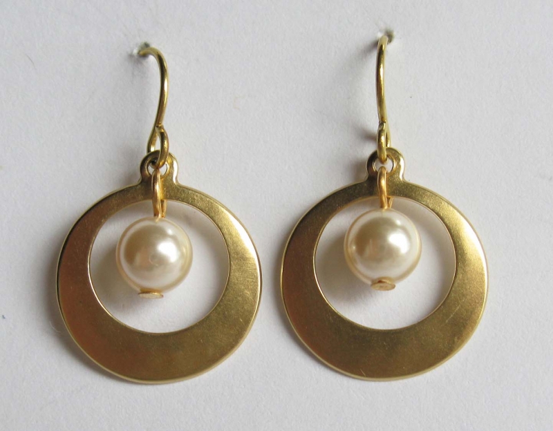 Ring around the Pearl Earring in Silver or Gold